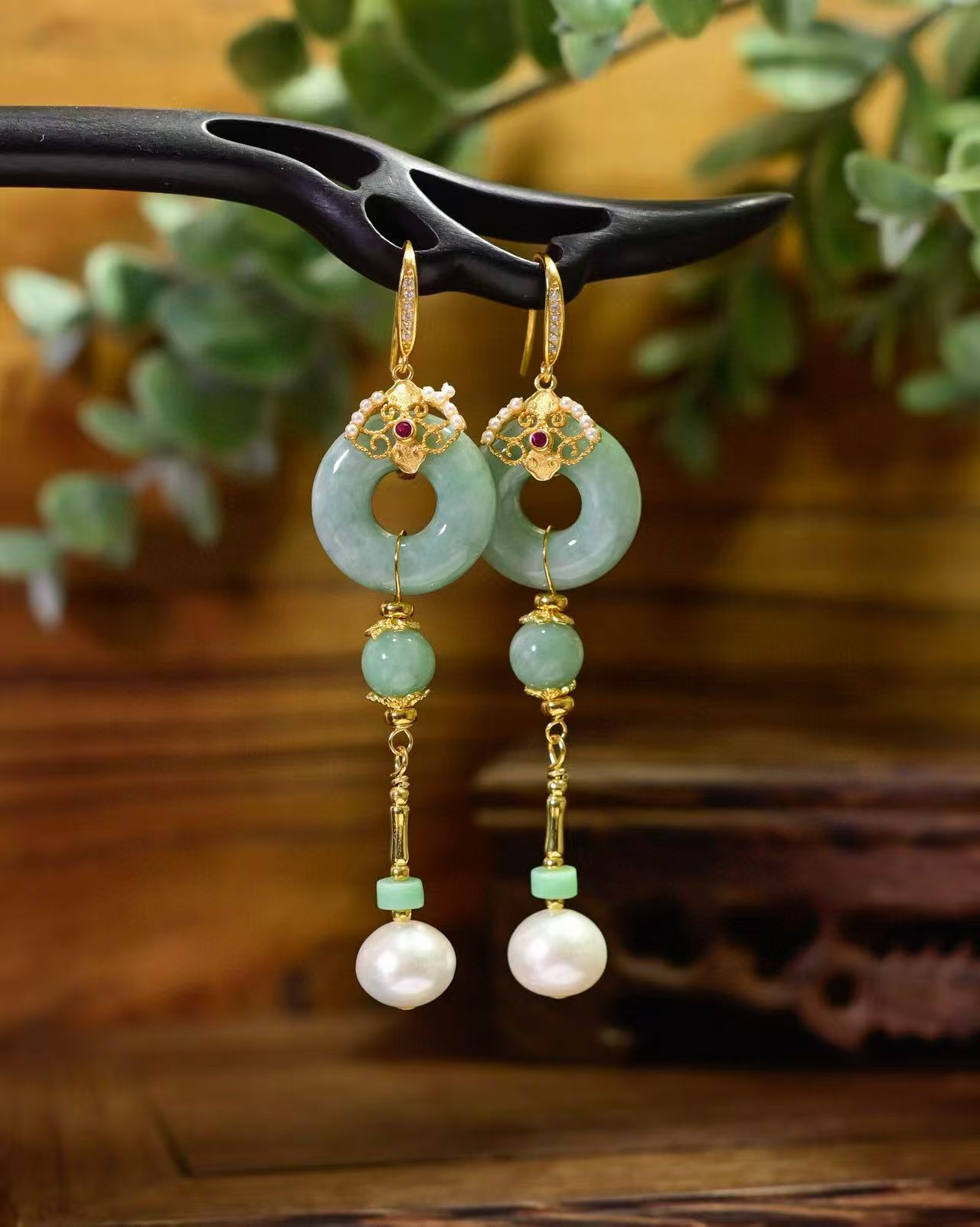 天然A货翡翠甜甜圈耳环搭配天然强光淡水珍珠点缀925纯银镀金配件详情图4