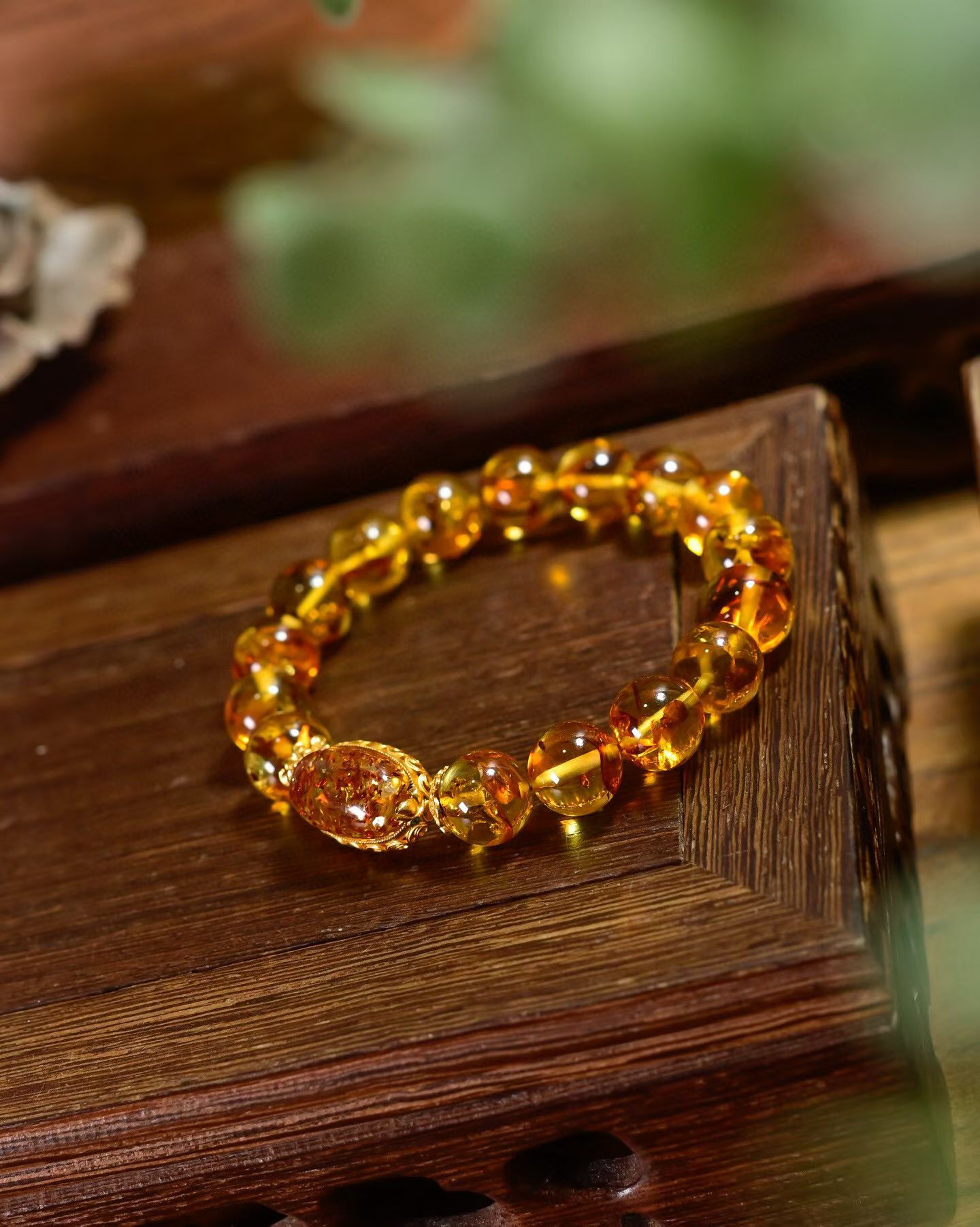 道毅珠宝9mm天然血珀手链金绞蜜配珠搭配天然A货翡翠飘花大肚笑佛吊坠925纯银镀金配饰白底实物图