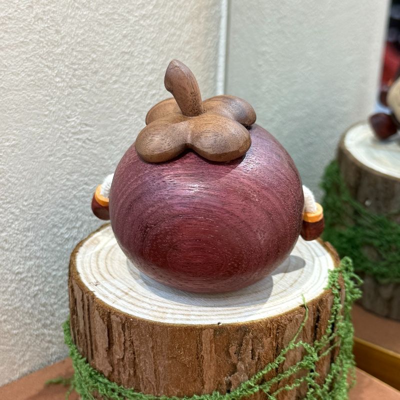 Solid wood mangosteen girl ornaments, creative and cute car ornaments, high-end gifts, daily presents, desktop and study decoration ornaments details Picture