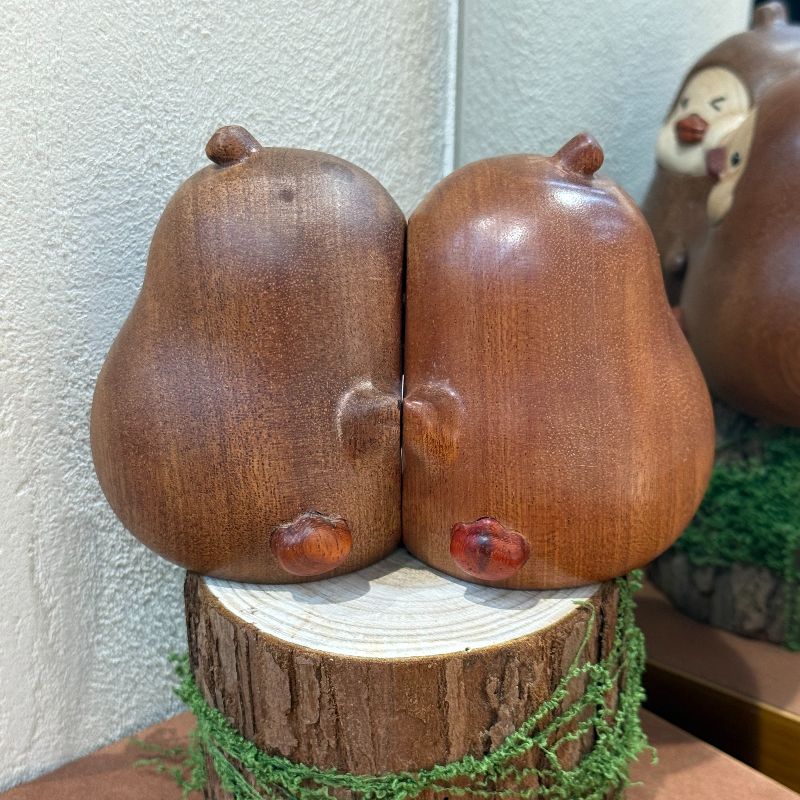 "Never Share the Pear" Duck Duck creative and cute ebony solid wood carved tabletop decoration is a gift for couples on Valentine's Day, birthdays, and moving Specification image