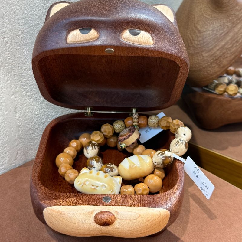 Bao Bao Nao Nao/Little Cat Solid Wood Storage Box, large capacity for storing miscellaneous items, home birthday, Qixi Festival Valentine's Day Creative gift Application Scenario