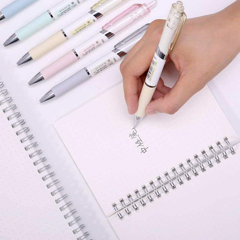 Deli 0.5mm bullet S11 color pen barrel black ink office student problem-solving gel pen Application Scenario