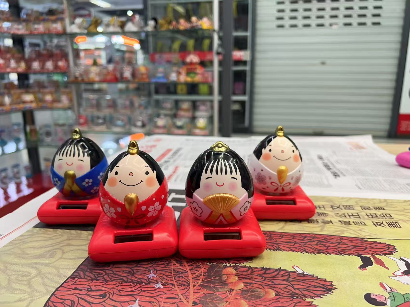 达摩摆件祝福招财猫日式红色太阳能摆件创意礼物开运装饰礼品公仔