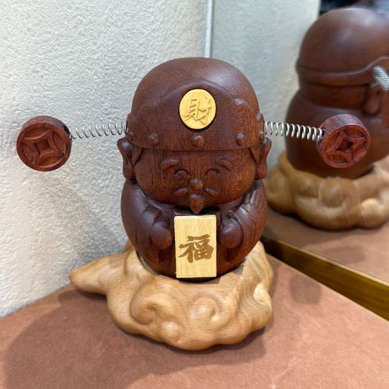 Solid wood God of Wealth figure-piece, car decoration table, home car center console, shaking head, creative blessing, housewarming gift, wood carving figure-piece Specification image
