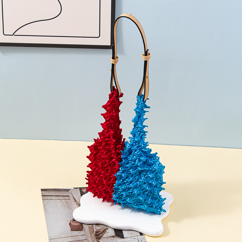 The popular sea urchin bag and durian bag from Japan and South Korea, a fashionable patchwork bag for women, a multi-functional hand-held crossbody bag, a casual and versatile new trend for women Application Scenario