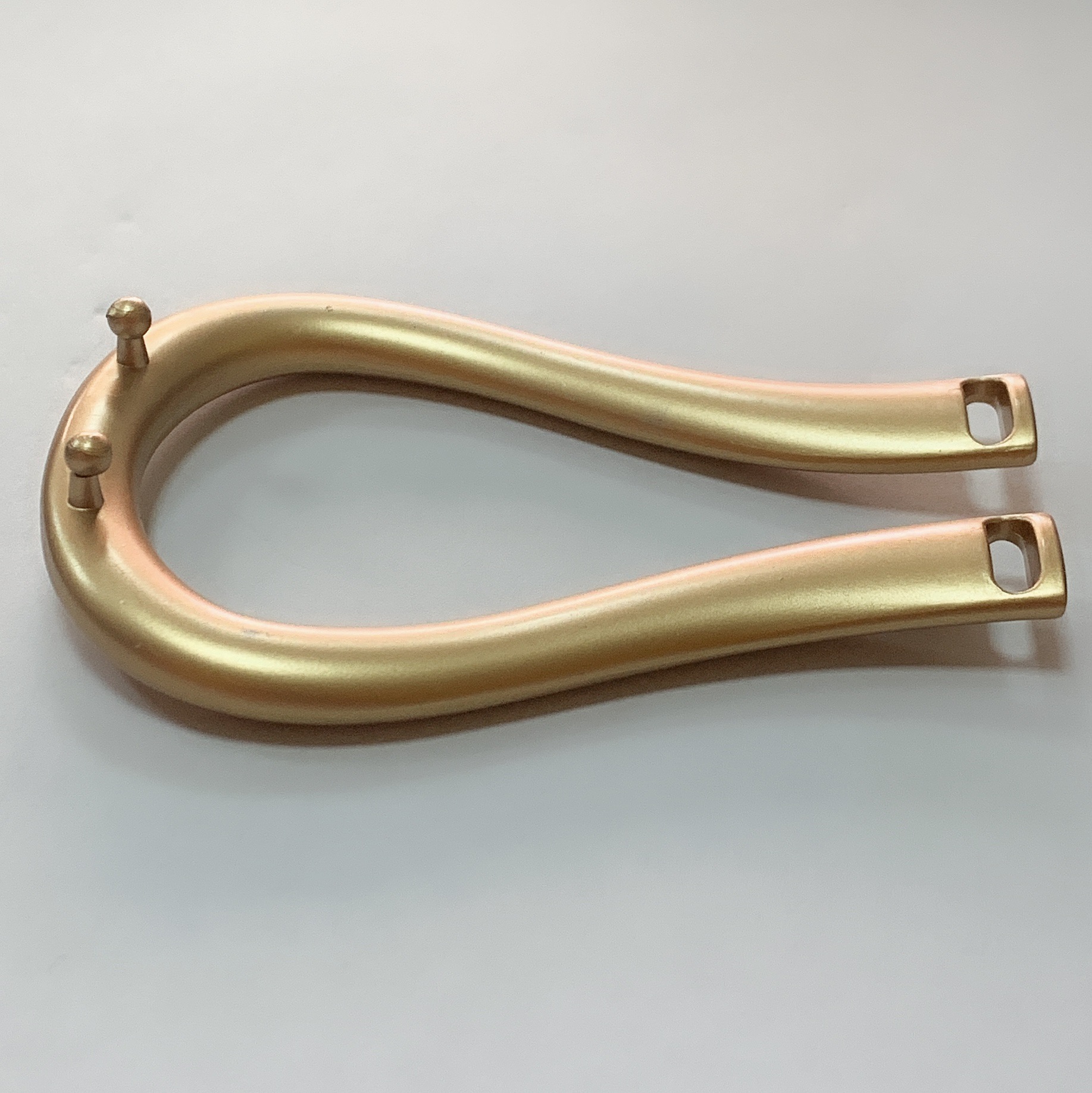 Hot-selling large horseshoe-shaped buckle decorative zinc alloy belt buckle, belt buckle, women's belt buckle, U-shaped buckle, trendy ins trend, matching skirts, coats, sweaters, in stock Application Scenario