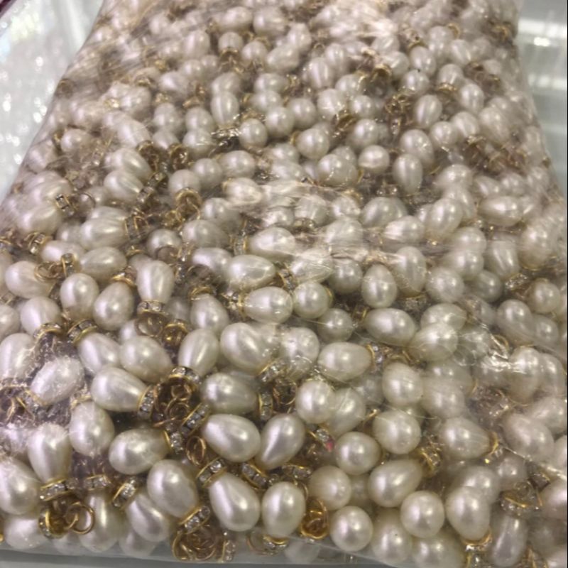 珍珠纽扣镶嵌有银色水钻搭配金色包边辅料珍珠纽扣