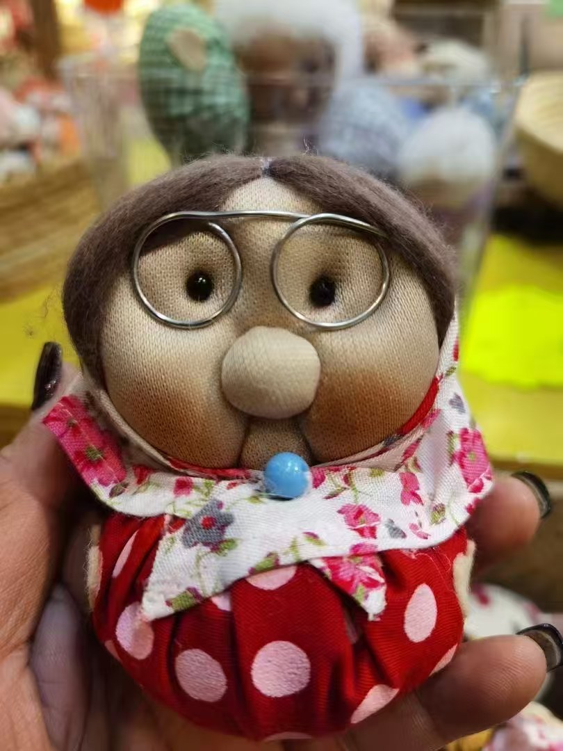 伊朗进口全手工缝制温馨异域可爱老奶奶产品图