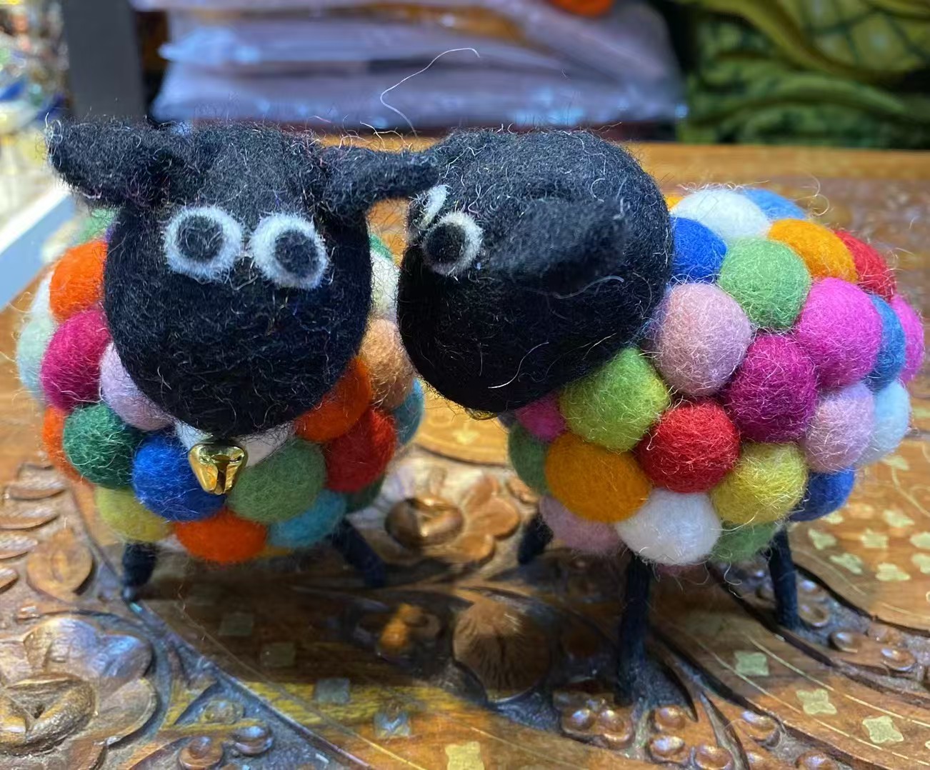 尼泊尔进口手工羊毛毡摆件可爱小羊毛绒公仔居家装饰细节图