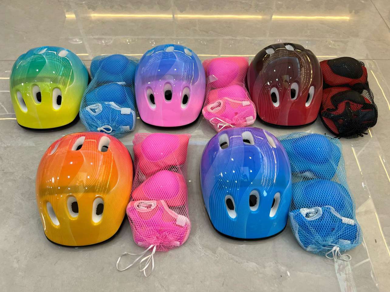 儿童头盔护具轮滑骑行滑板防护套装彩色头盔小号护具六孔七孔