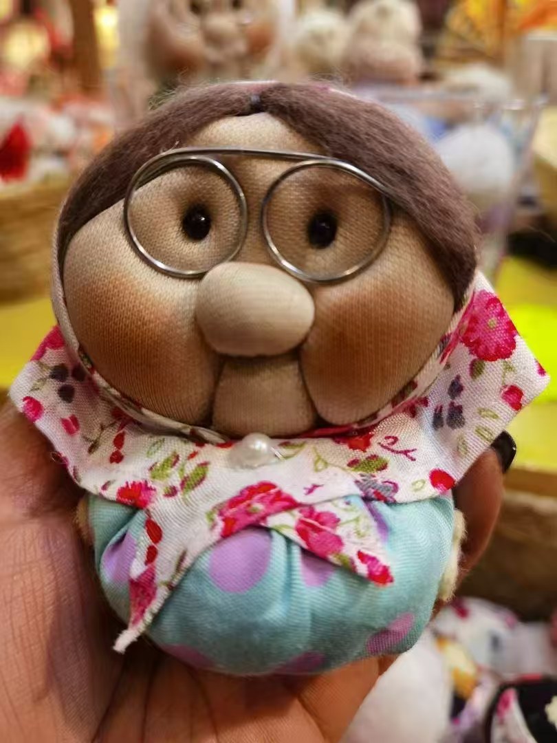 伊朗进口全手工缝制温馨异域可爱老奶奶细节图