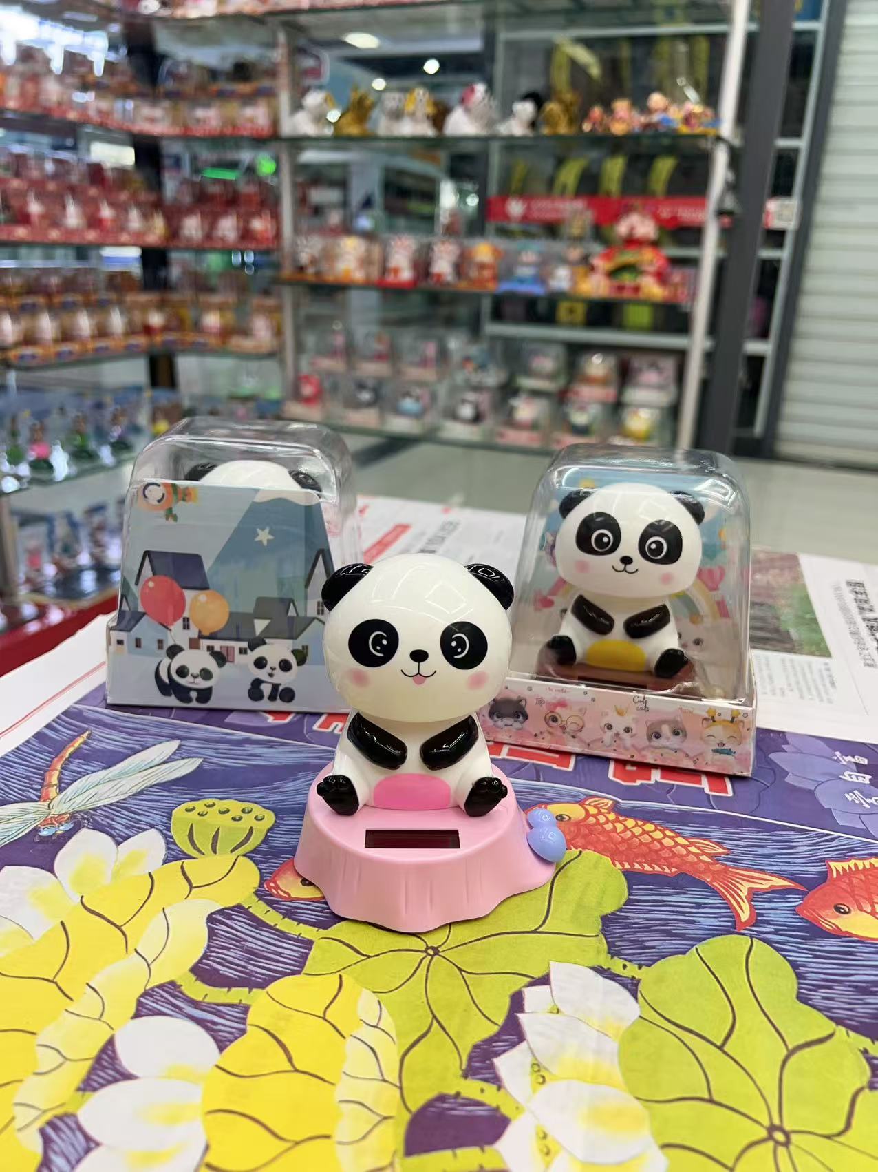 Solar-powered car ornaments, shaking dolls, giant panda nodding dolls, and cute car interior decorations for the dashboard details Picture