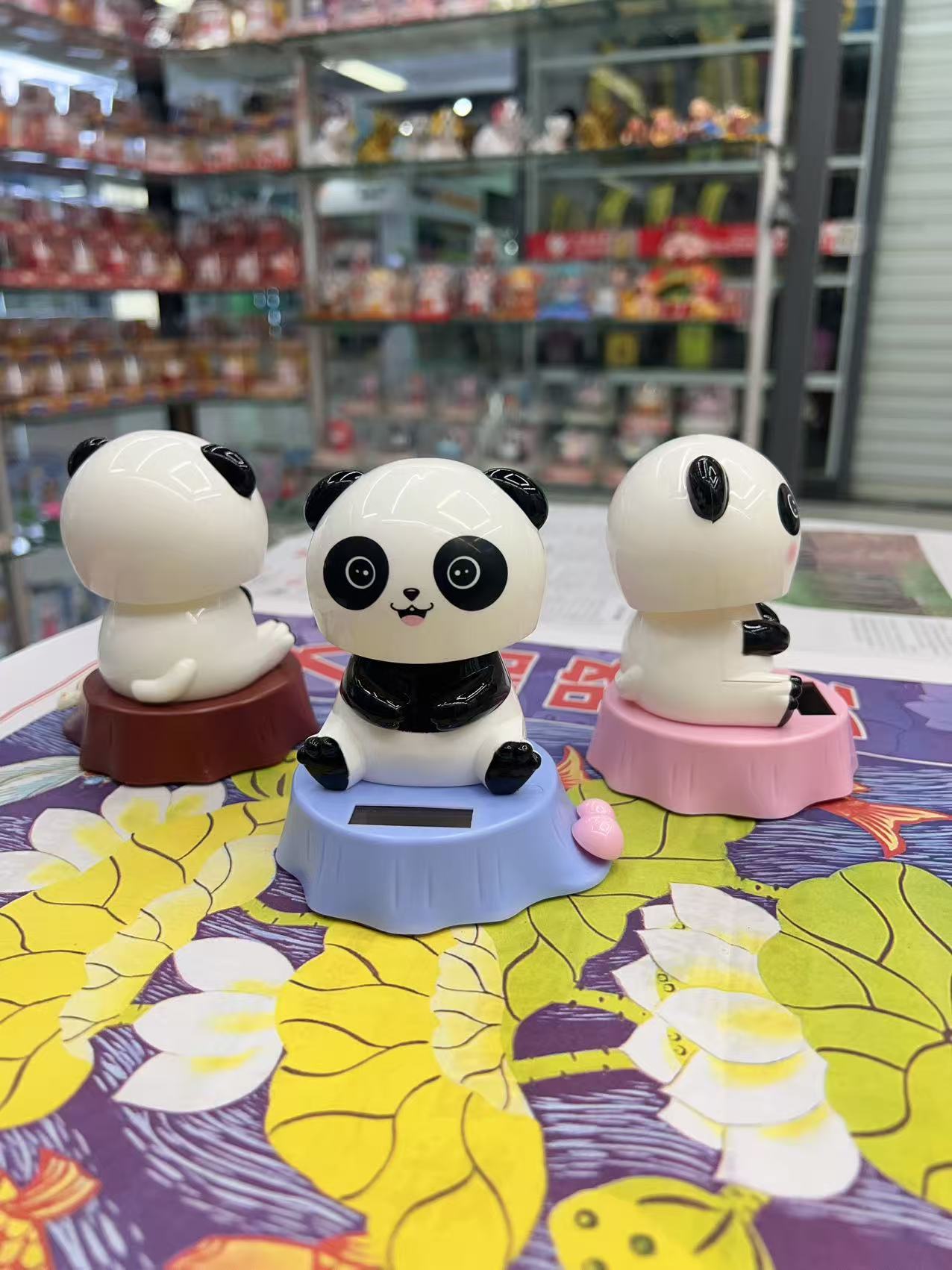 Solar-powered car ornaments, shaking dolls, giant panda nodding dolls, and cute car interior decorations for the dashboard Item Picture