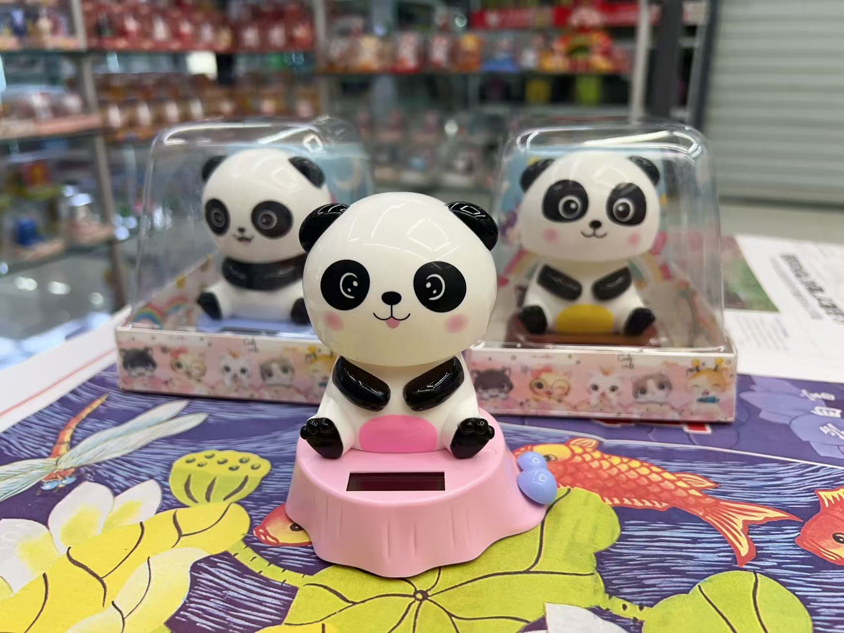 Solar-powered car ornaments, shaking dolls, giant panda nodding dolls, and cute car interior decorations for the dashboard
