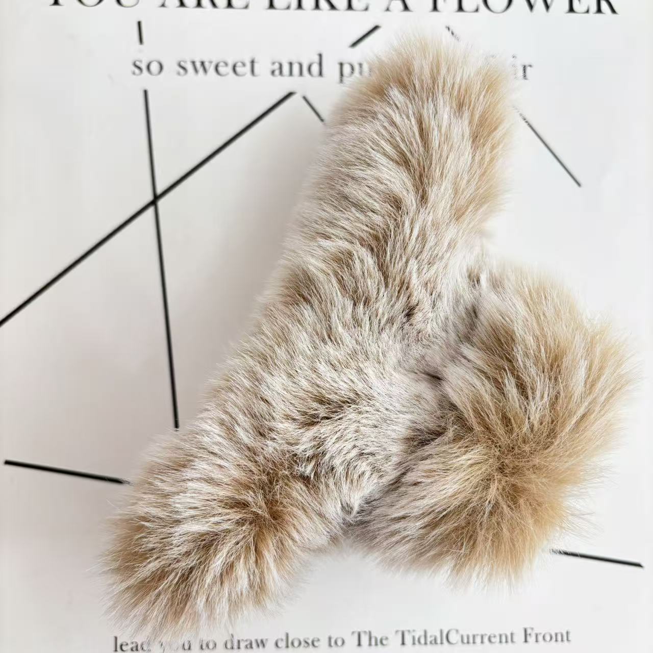 Anti-rabbit fur plush claw for autumn and winter, a high-end coffee-colored shark claw