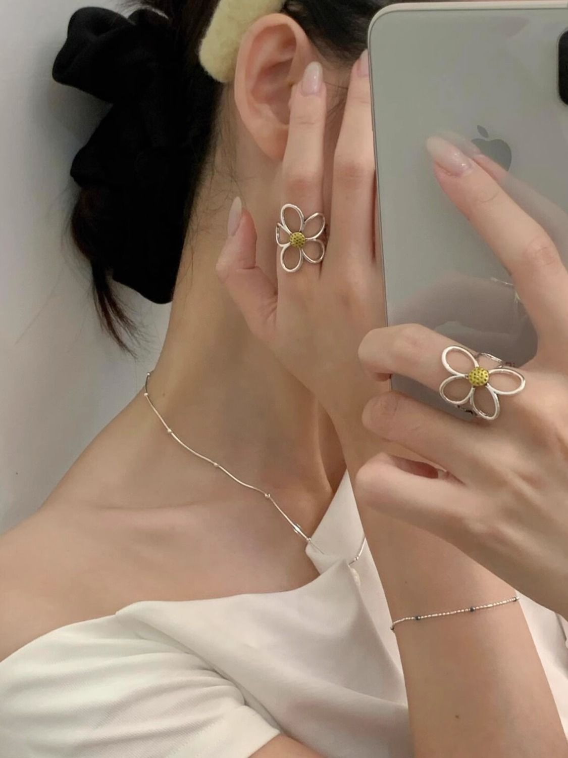 清冷感银色镂空雏菊花朵戒指新款冷淡风食指戒复古简约设计感指环细节图