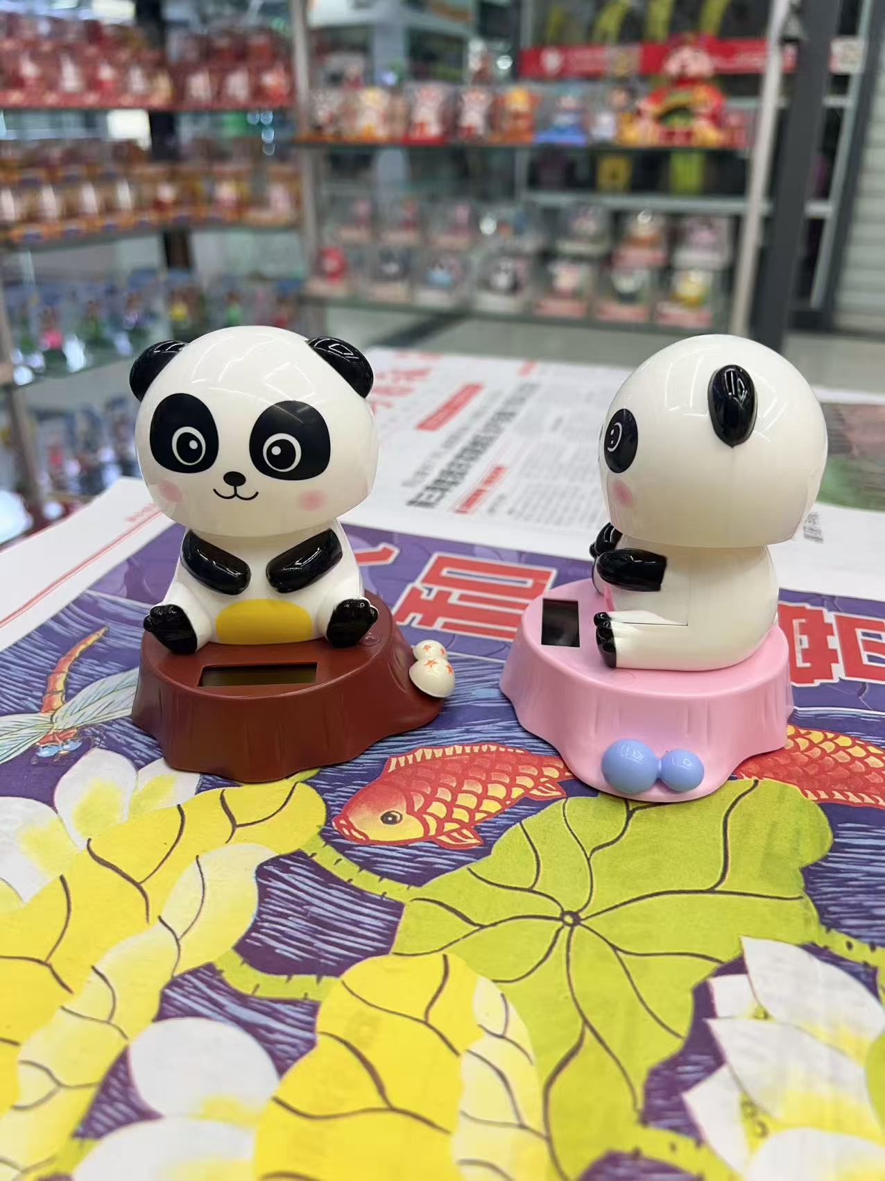 Solar-powered car ornaments, shaking dolls, giant panda nodding dolls, and cute car interior decorations for the dashboard Application Scenario