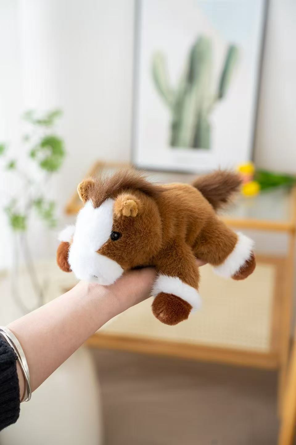18cm fragrant brown and white contrasting color cute little horse plush toy, soft fleece palm doll, soothing and companion desktop decoration