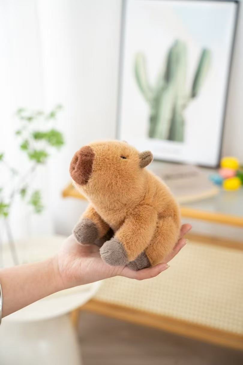 18cm香香浅棕卡皮巴拉毛绒公仔 软绒萌系趴姿玩偶 掌心治愈陪伴小摆件细节图