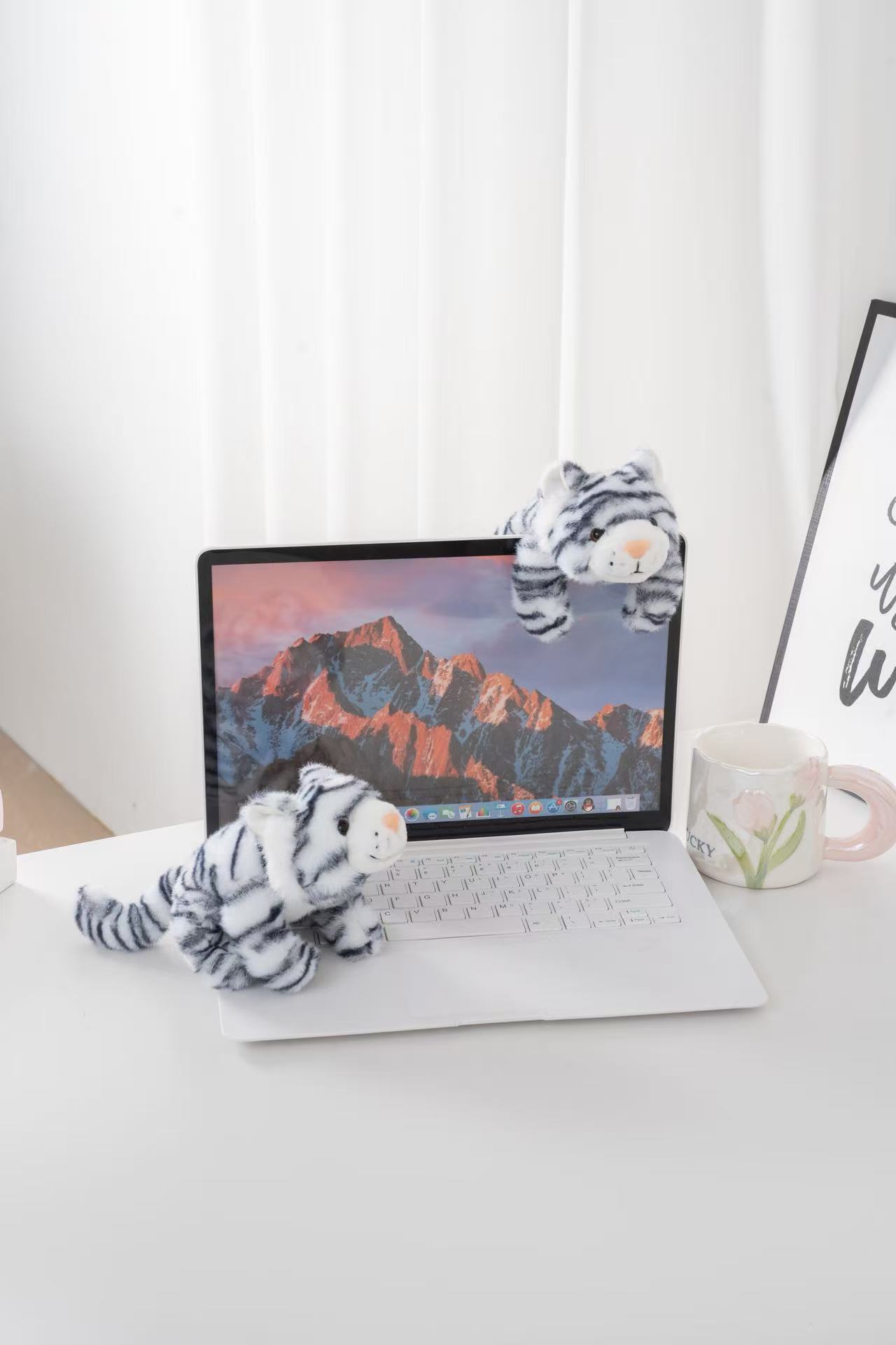 18cm香香白黑纹趴姿白虎毛绒公仔 软绒萌系粉鼻玩偶 掌心治愈陪伴小摆件