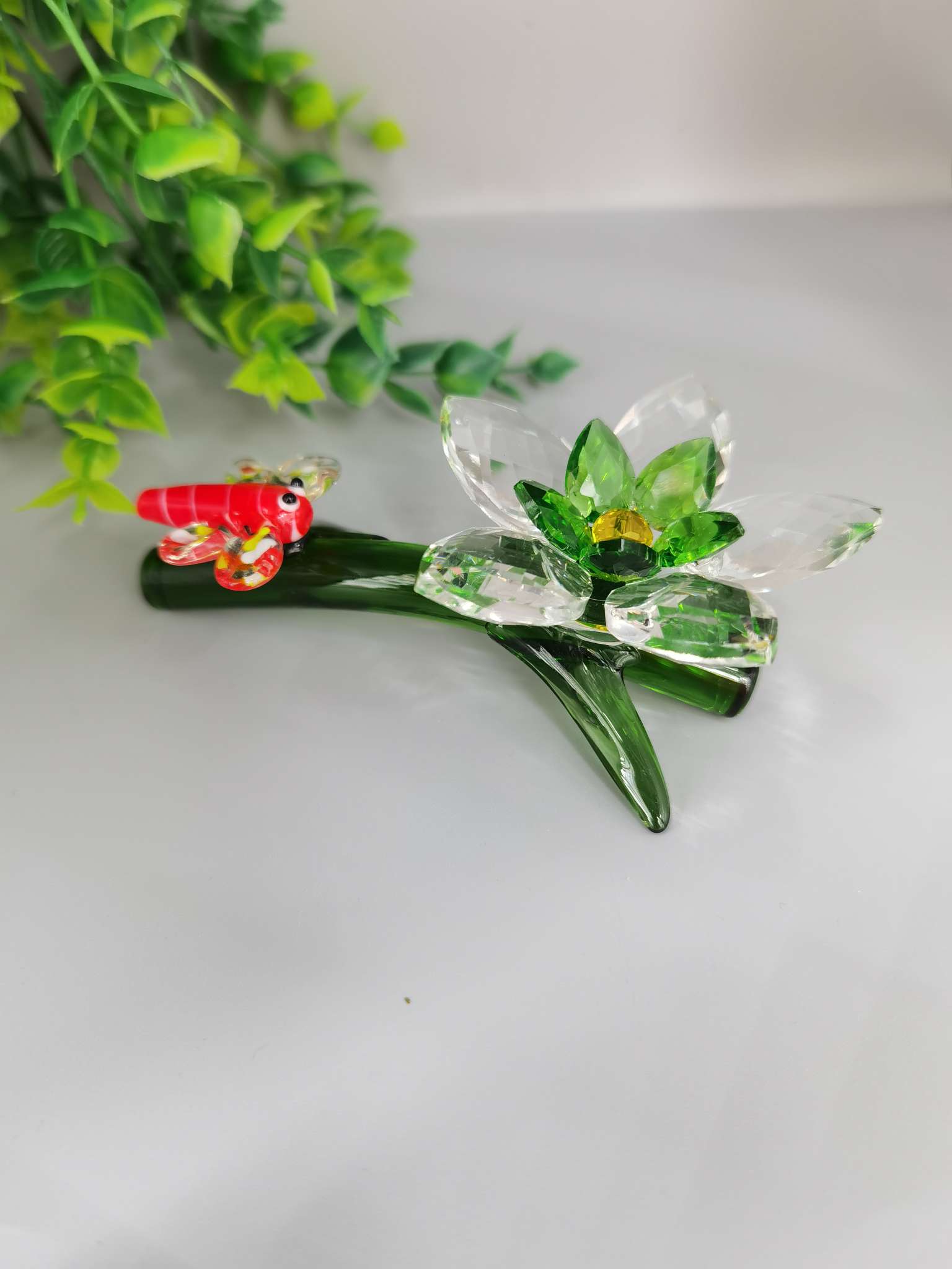 The combination of crystal flowers and dragonflies is extremely exquisite