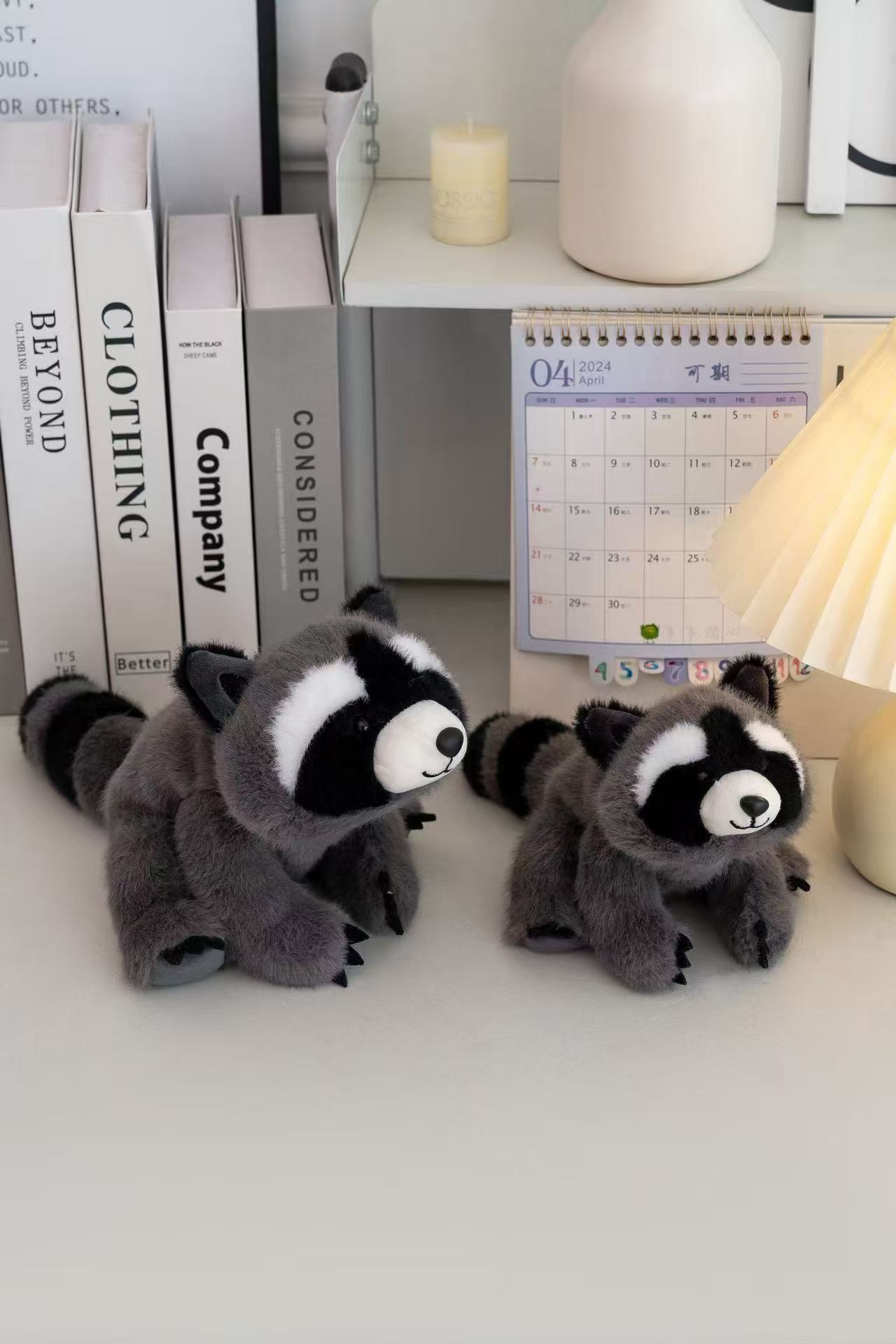 18cm fragrant gray and black patterned crouching little raccoon plush doll, soft and cute black and white face doll, palm palm healing and companion little decoration details Picture