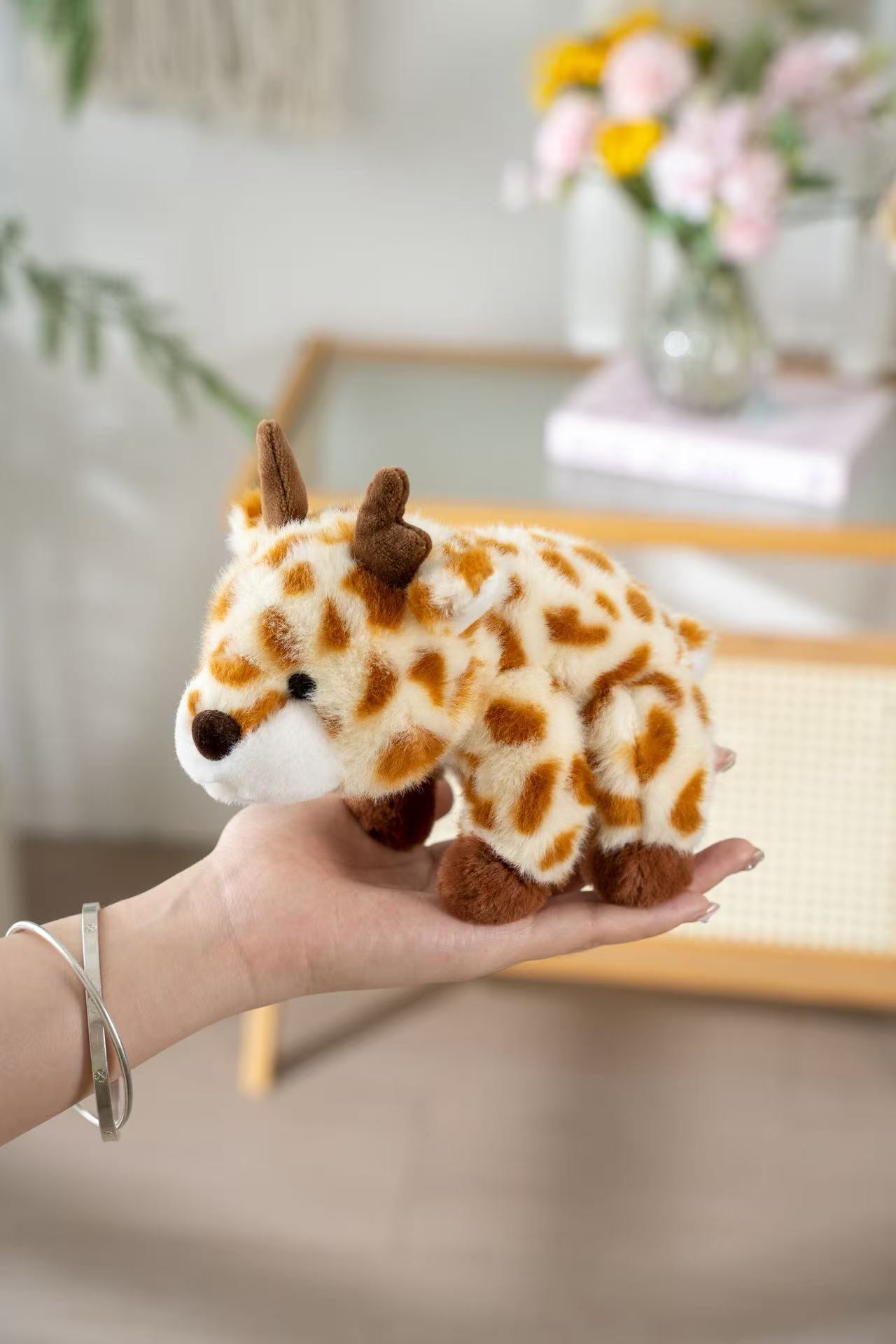 18cm fragrant yellow-brown patterned, brown-angled, prone giraffe plush toy, soft and cute, white-nose doll, palm comfort and companionship small ornament Application Scenario