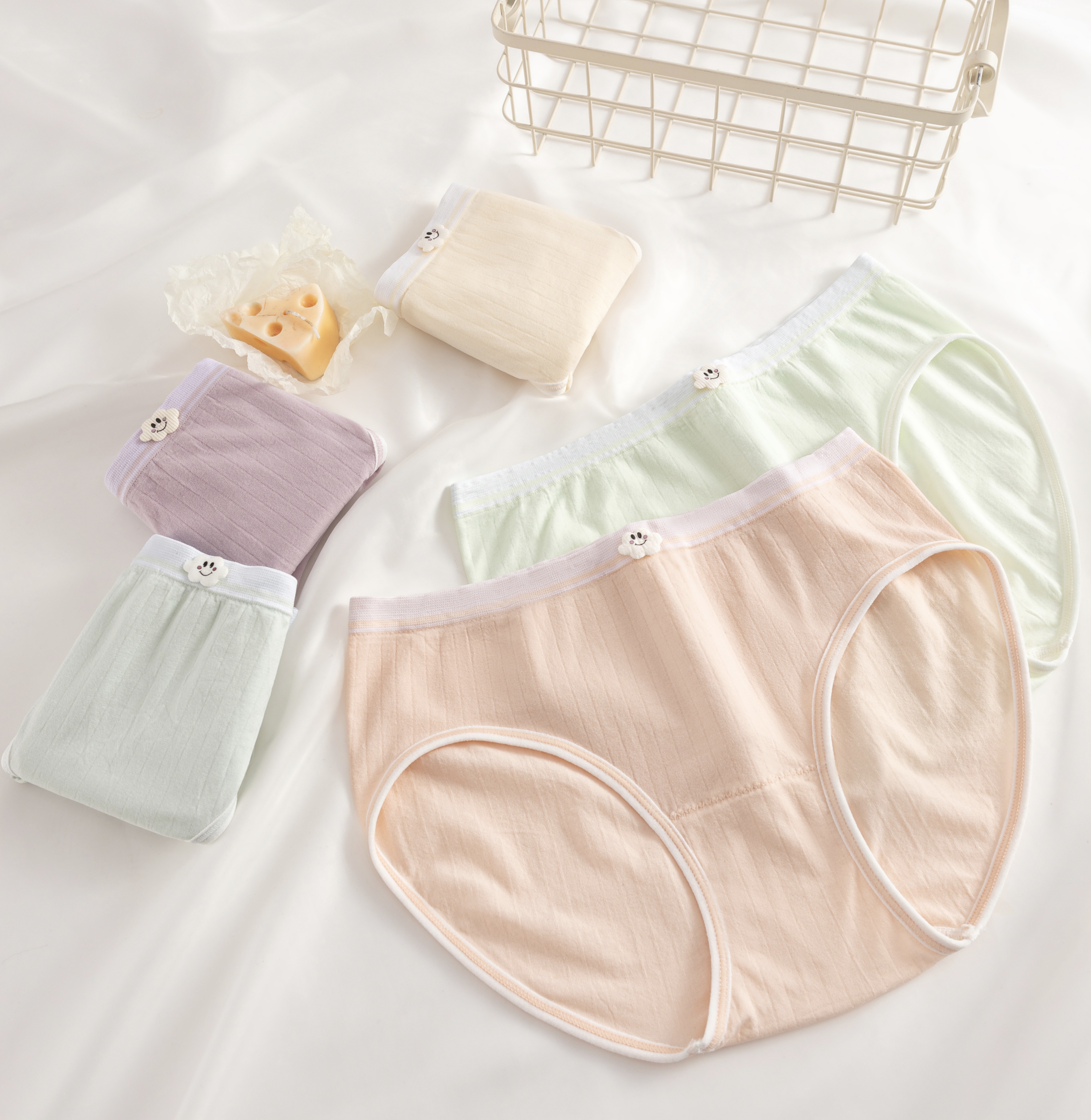 Cotton mid-low waist girls' underwear, simple color contrast waist, comfortable and breathable, cute cartoon girls' underwear, student underwear details Picture