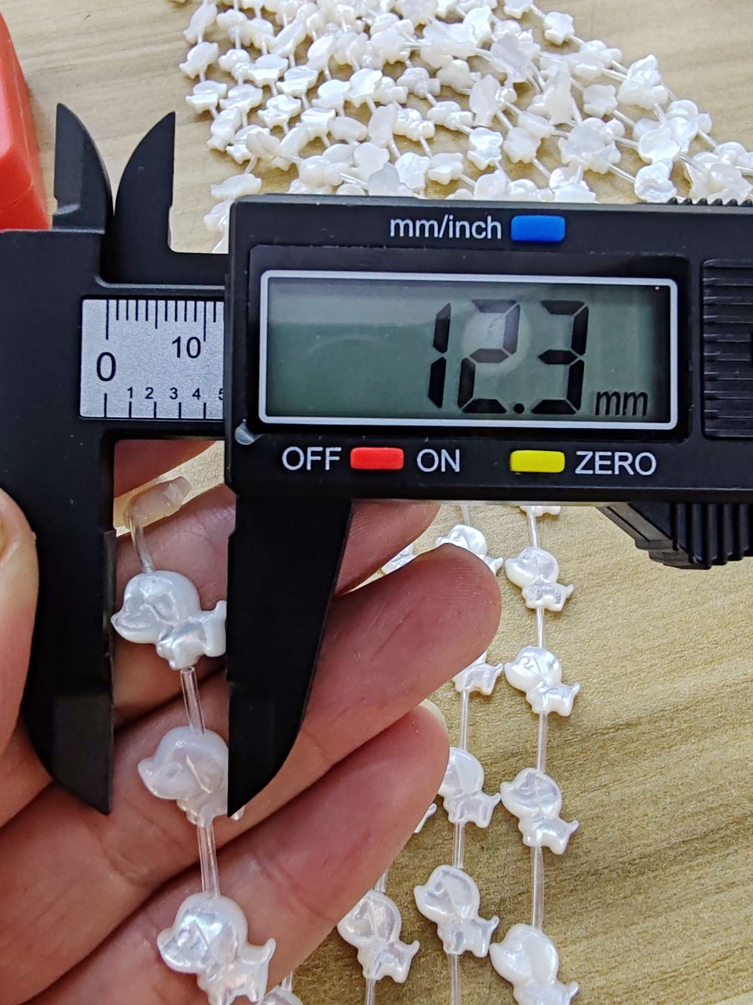 Natural shell white butterfly shell carved puppy jewelry accessories DIY accessories Application Scenario