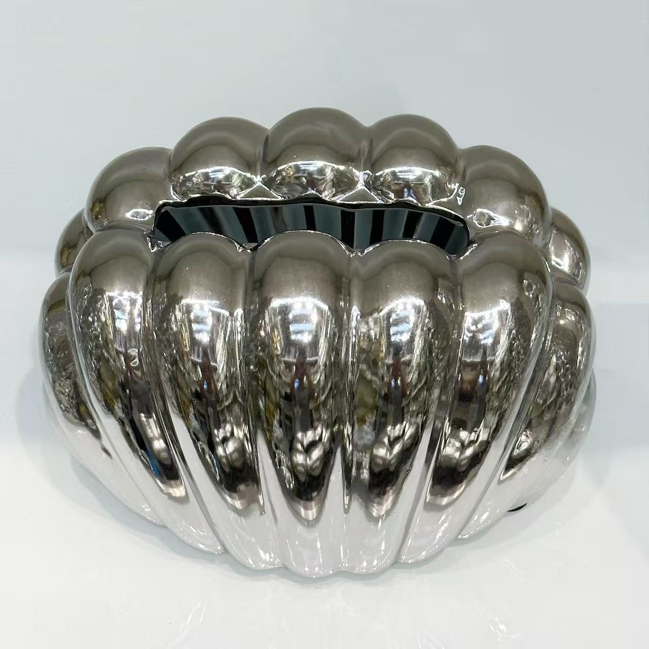 Light luxury heart-shaped feather tissue box, living room coffee table, high-end tissue box, creative high-end napkin storage box, decorative item, ins style ceramic pearl shell tissue box, home decoration, light luxury living room coffee table, dining table decoration tissue full figure