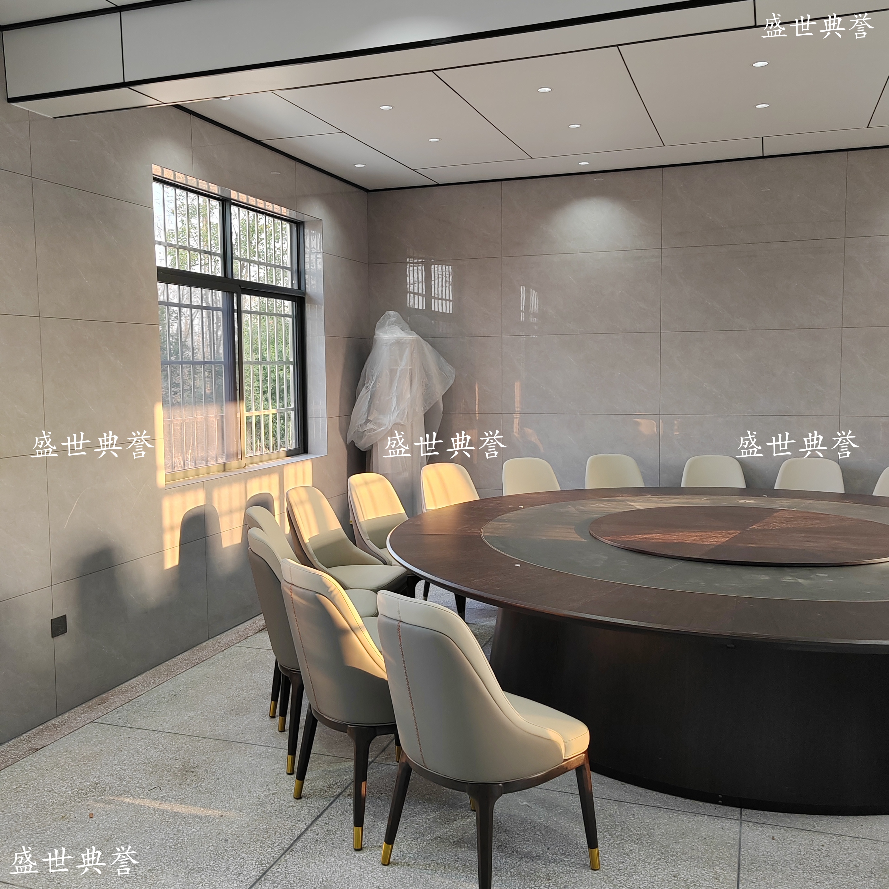 Modern and light luxury tables and chairs at Wuhan Resort Hotel, banquet center, private rooms, electric dining tables and chairs, and simple soft-padded chairs for the club