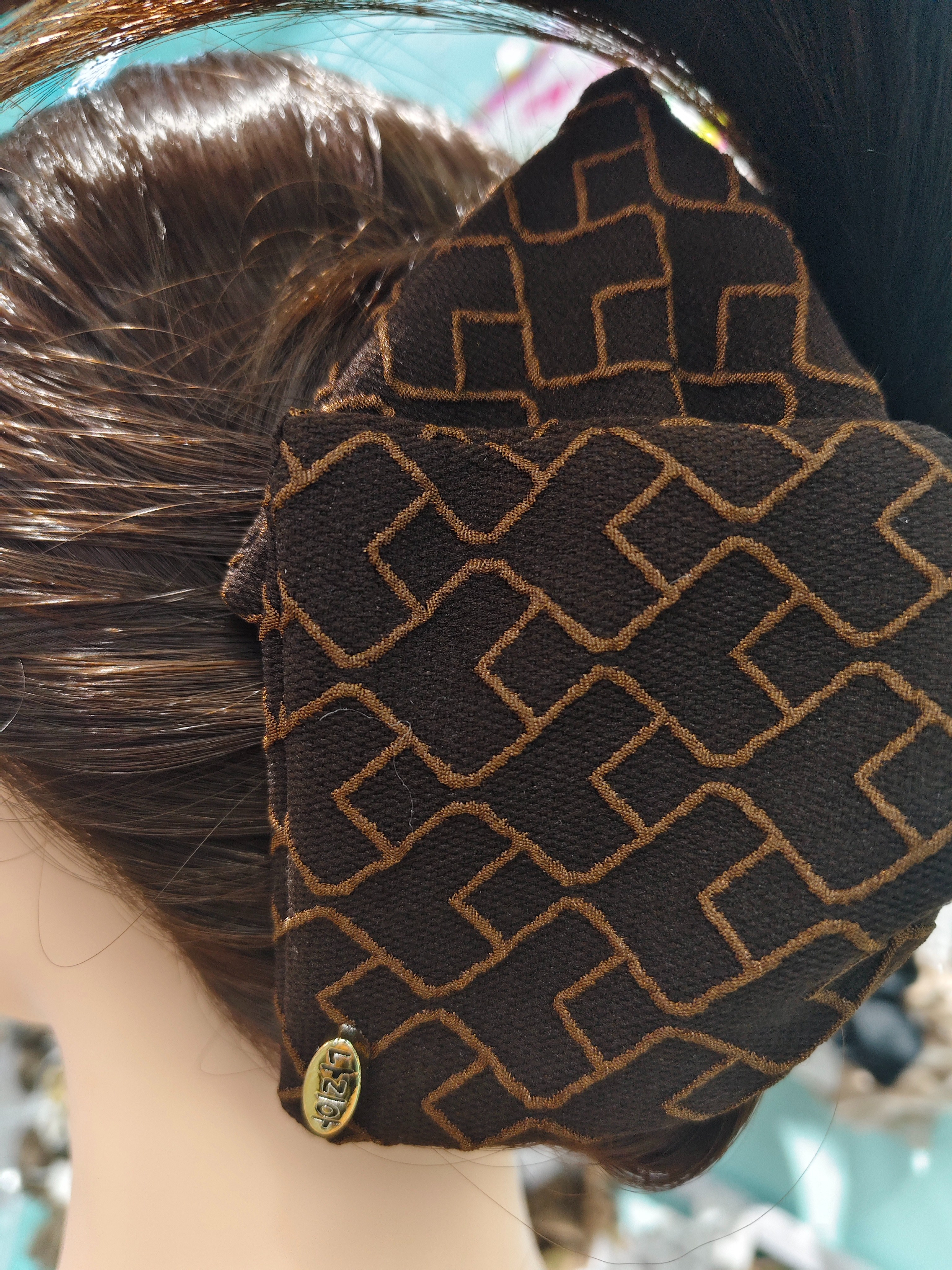 深棕格纹布艺抓夹，面料柔软，抓力强，复古随性