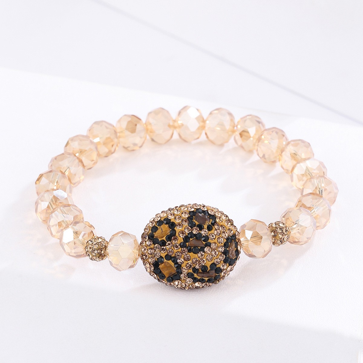 A fashionable and elegant diamond-encrusted leopard print dazzling crystal beaded bracelet for both men and women, sold directly from the factory Application Scenario