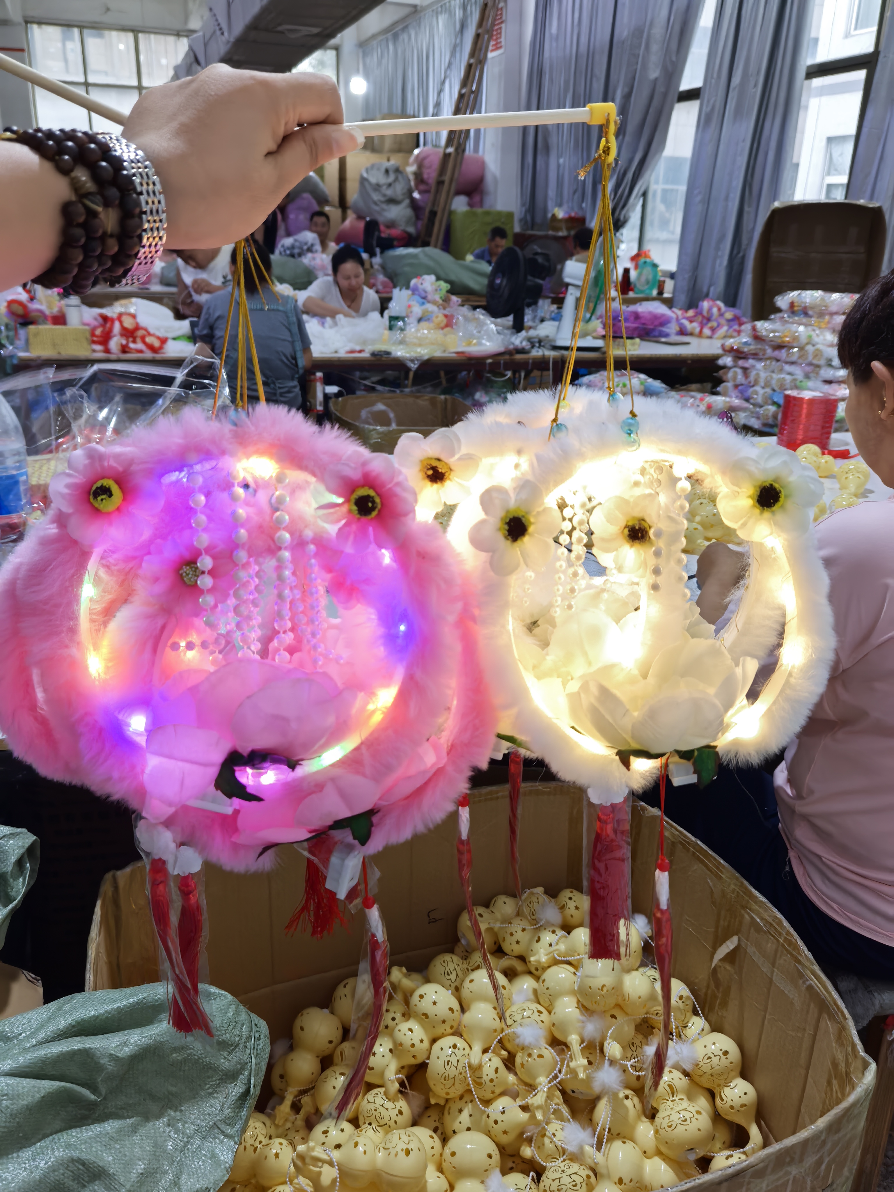 发光玩具手提发光龙角花灯春节元宵摆摊闪光灯笼玉兔花灯多款造型含蝴蝶、花卉元素 带灯串流苏手持提灯节日汉服拍照道具古风摆件产品图