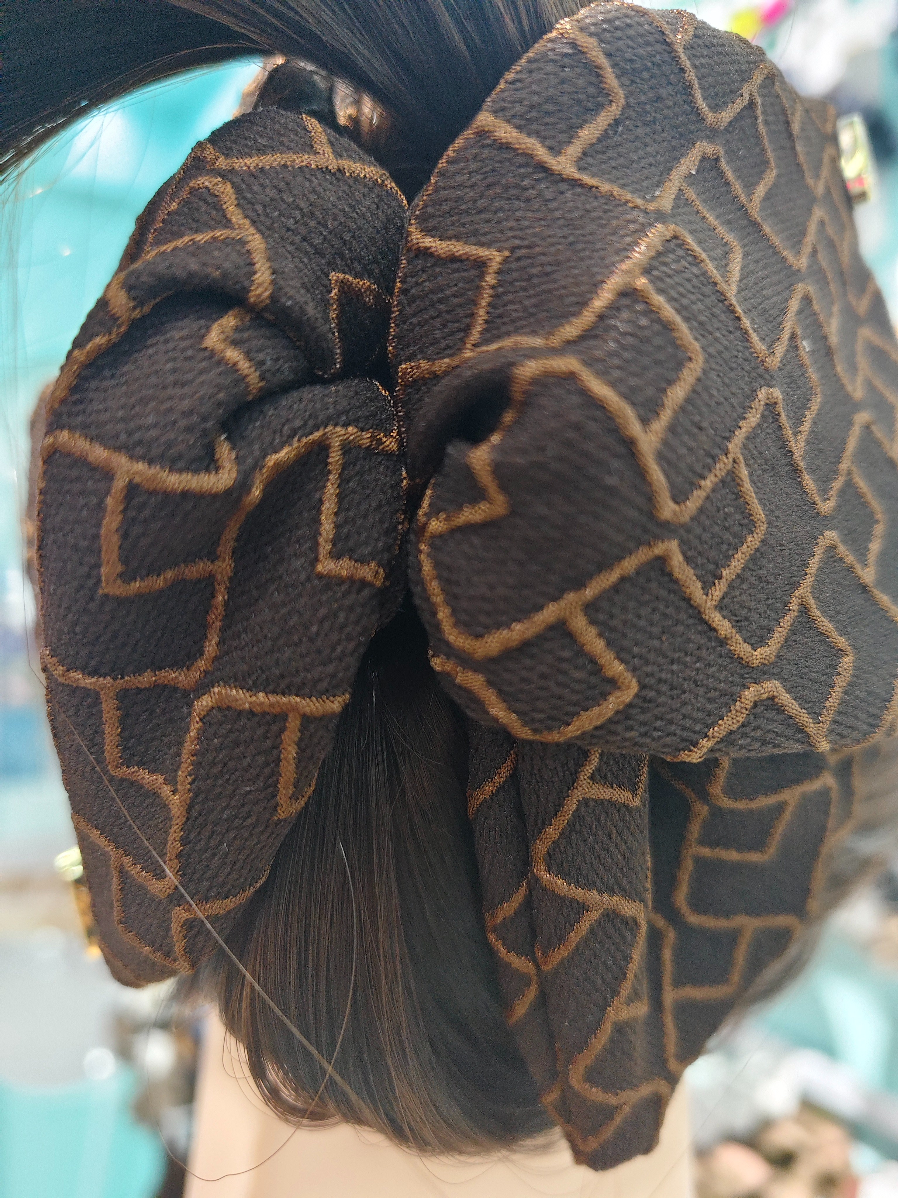 深棕格纹布艺抓夹，面料柔软，抓力强，复古随性白底实物图