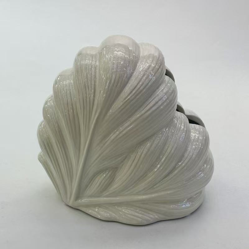 Light luxury heart-shaped feather tissue box, living room coffee table, high-end tissue box, creative high-end napkin storage box, tabletop decoration, light luxury decoration, floral art, living room dining table setting, realistic flower arrangement, European-style pottery Application Scenario