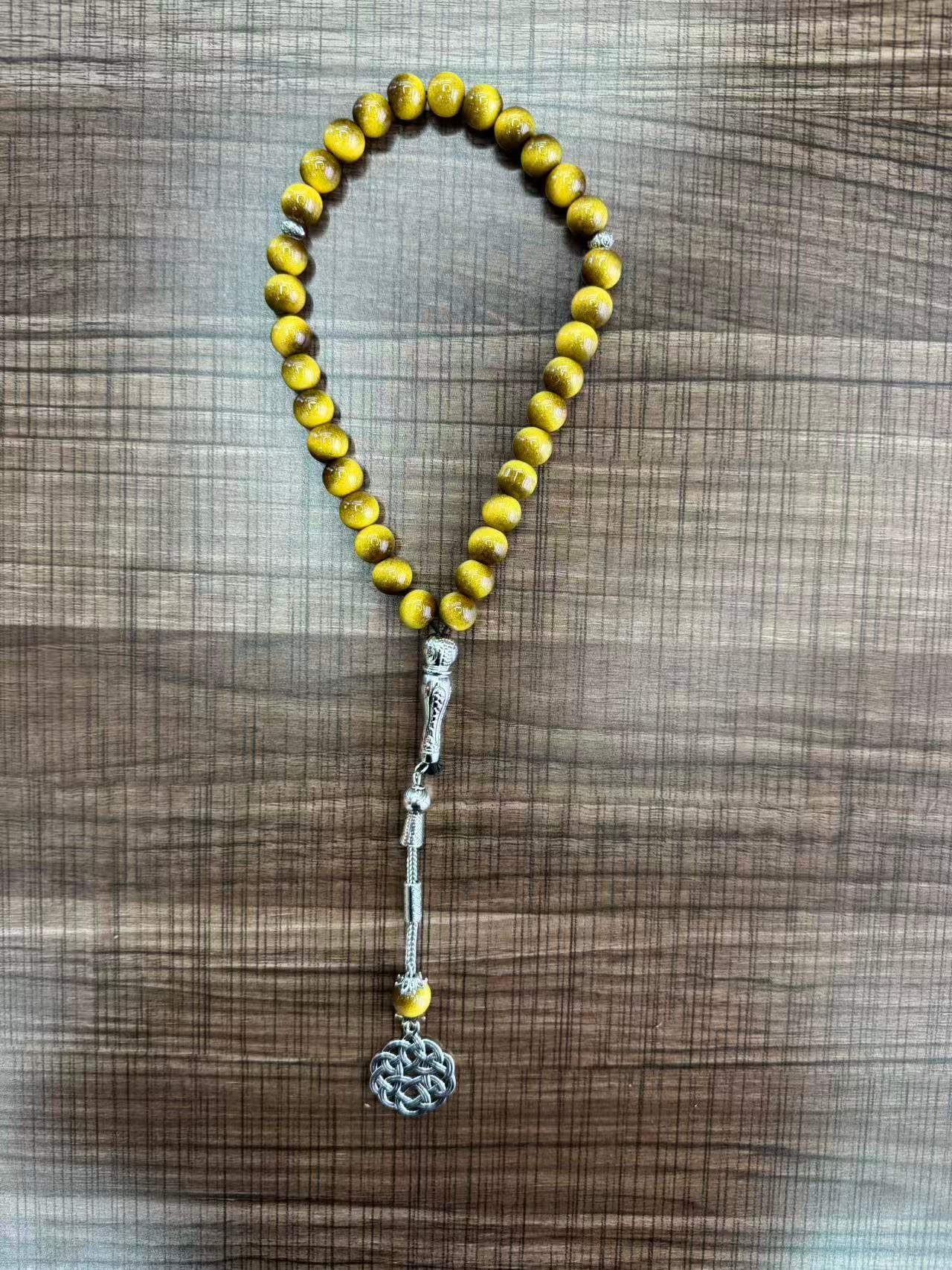 A new 33-piece hand-held prayer multi-color glass prayer bead from the Middle East Application Scenario