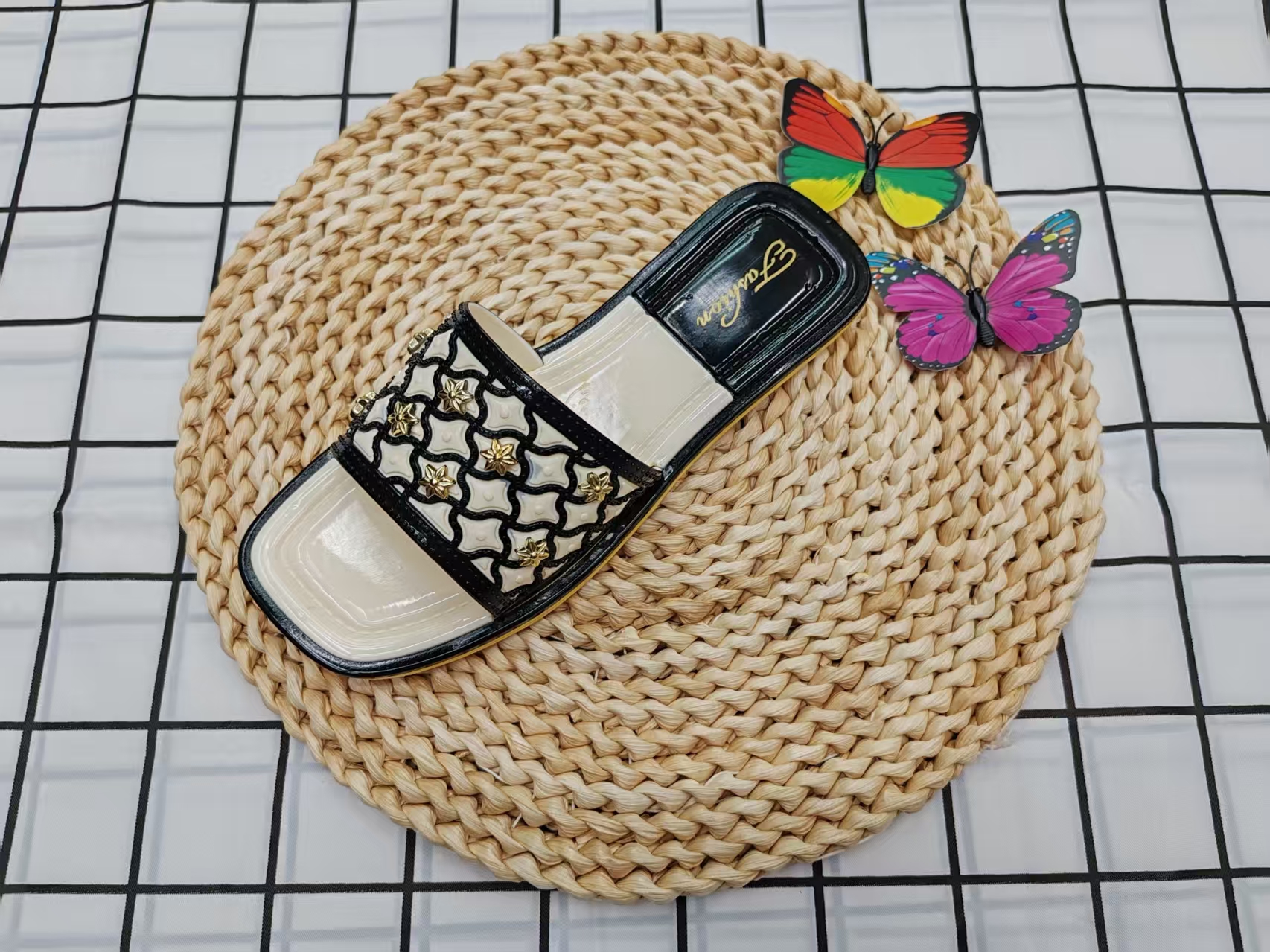 2025 Children's Summer fashionable and simple one-shoulder slippers details Picture