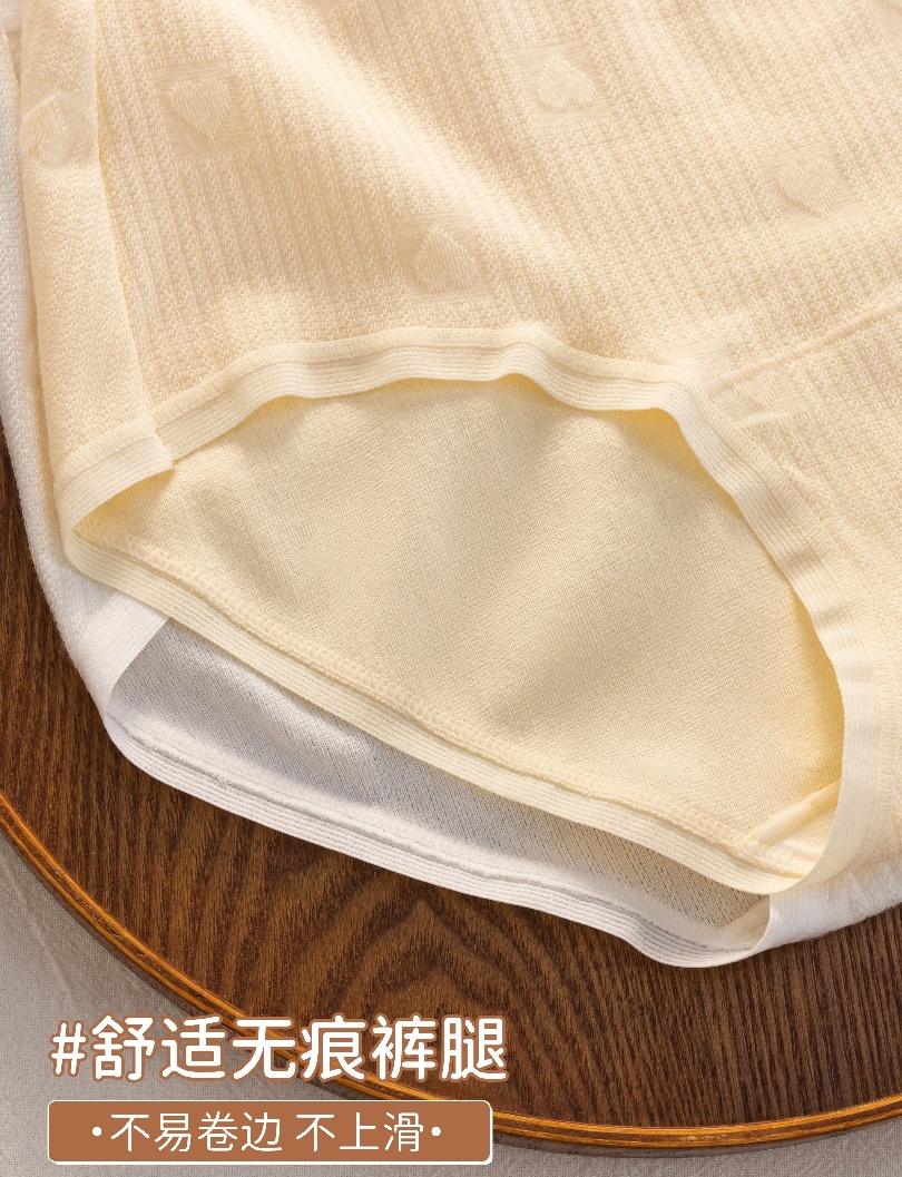 The new sweet cream-colored heart-shaped jacquard mid-waist triangle shorts for the girl are comfortable and breathable, with a cotton crotch and no trace Specification drawing