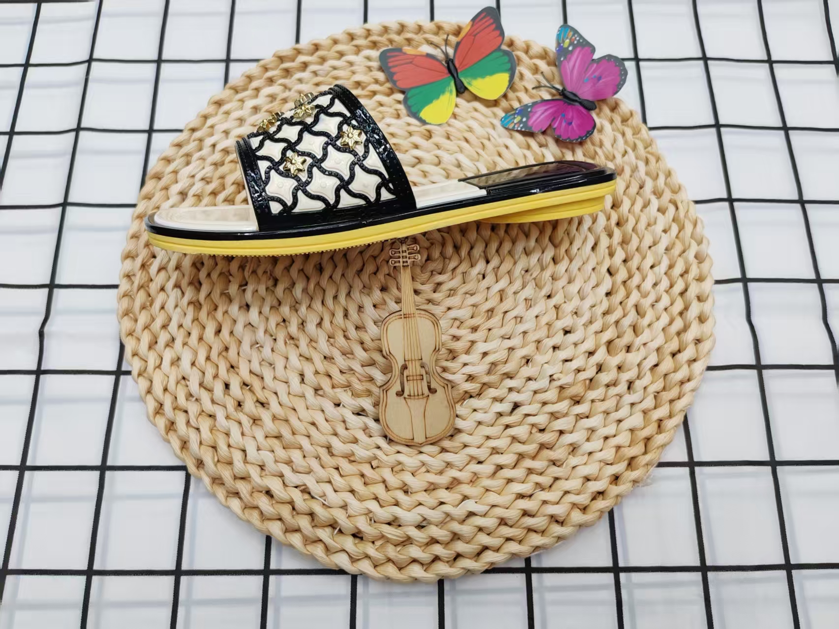 2025 Children's Summer fashionable and simple one-shoulder slippers Application Scenario