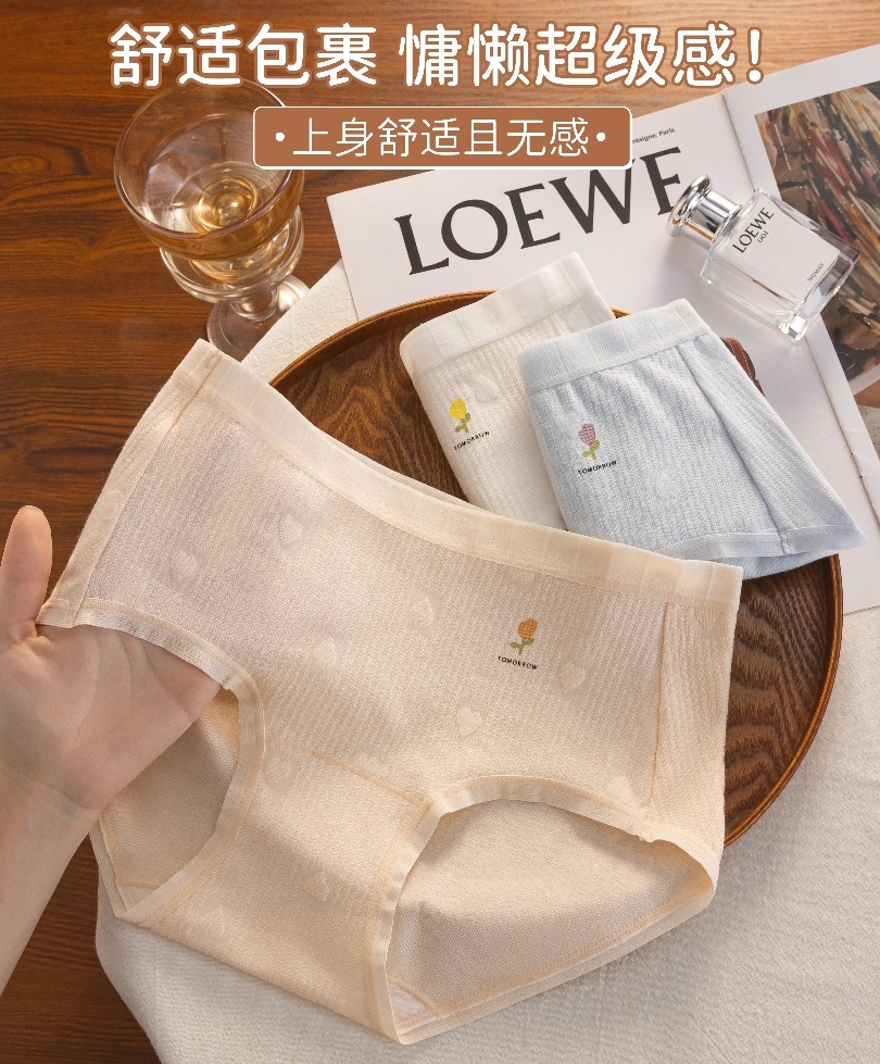 The new sweet cream-colored heart-shaped jacquard mid-waist triangle shorts for the girl are comfortable and breathable, with a cotton crotch and no trace Item Picture