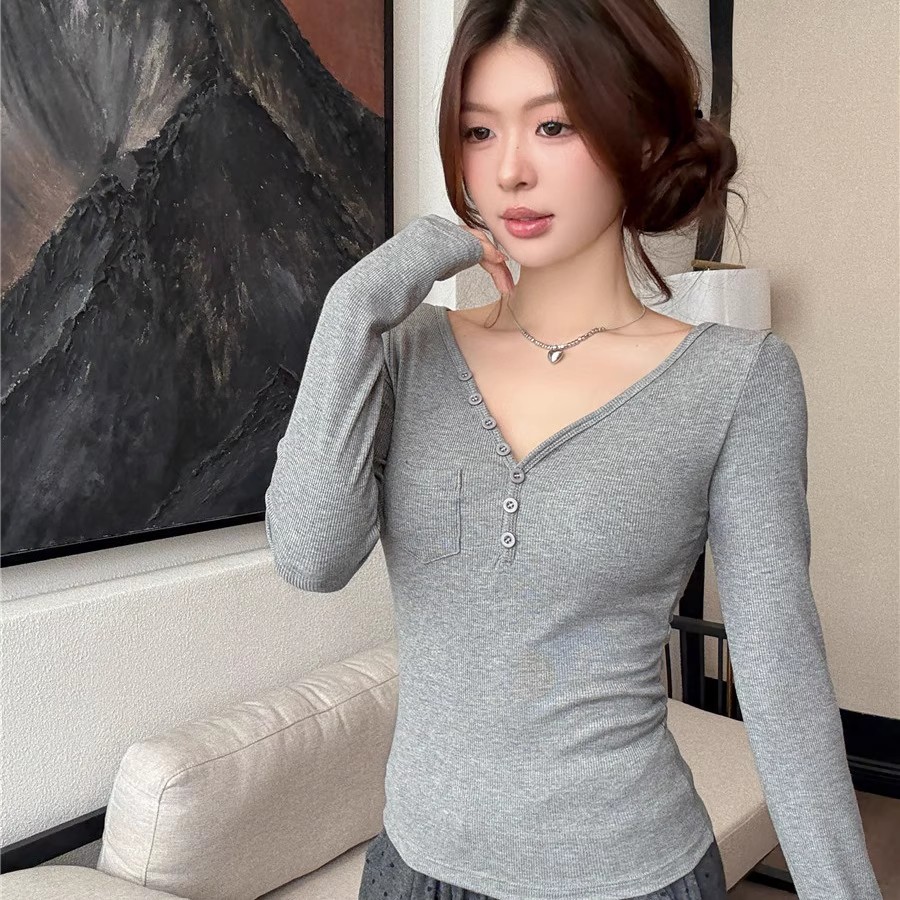 A new French style V-neck long-sleeved T-shirt for women in 2025. Pair it with a chest pad and a slimming top for autumn and winter