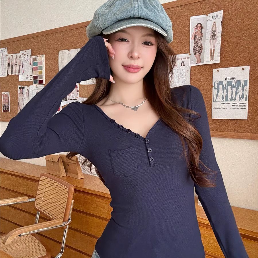 A new French style V-neck long-sleeved T-shirt for women in 2025. Pair it with a chest pad and a slimming top for autumn and winter details Picture
