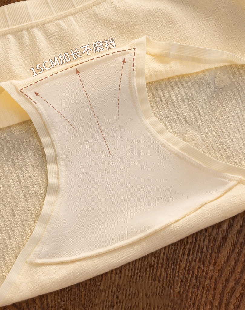 The new sweet cream-colored heart-shaped jacquard mid-waist triangle shorts for the girl are comfortable and breathable, with a cotton crotch and no trace details Picture