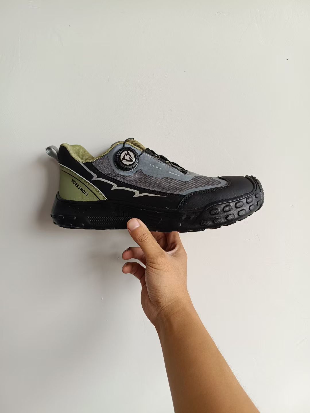 New fashionable and casual work safety shoes, safety shoes, anti-crush and anti-puncture insulating shoes, work safety protective gear, work safety shoes for men, comfortable throughout the four seasons detail image 5