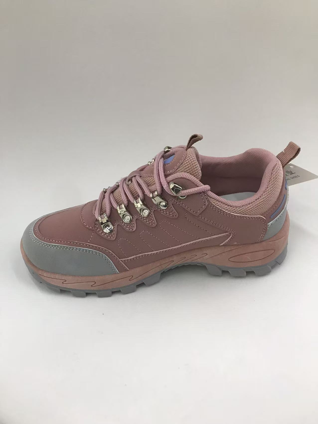 Women's outdoor breathable hiking shoes for autumn and winter are comfortable and durable Application Scenario