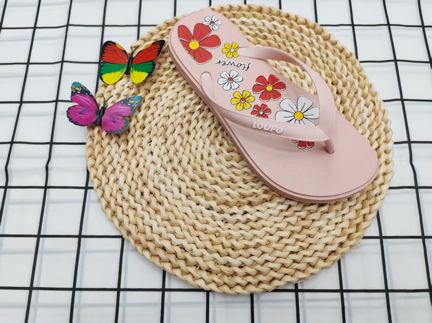 luofu's new 2025 flip-flops are simple and fashionable flat-bottomed flip-flops for outerwear details Picture