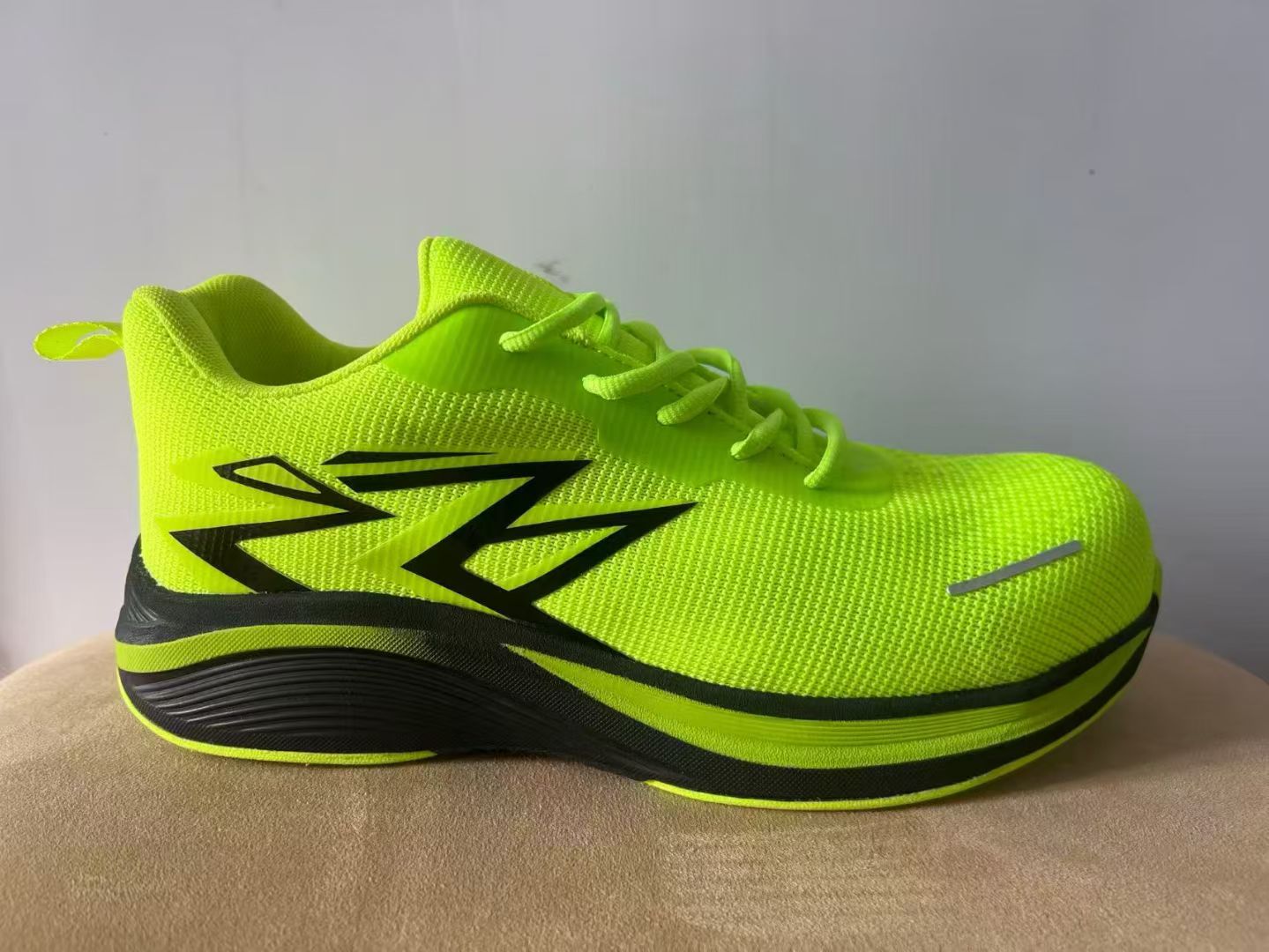 New fashionable and casual work safety shoes, safety shoes, anti-crush and anti-puncture insulating shoes, work safety protective gear, work safety shoes for men, comfortable throughout the four seasons detail image 4