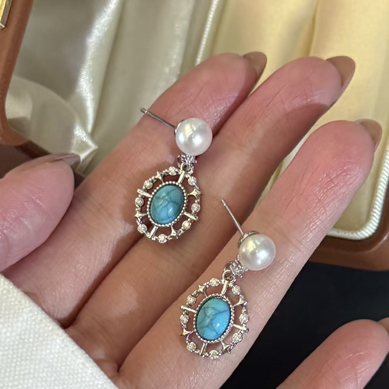 Natural freshwater pearl jewelry stud earrings, turquoise color retention high-end necklace, pearl necklace jewelry Application Scenario