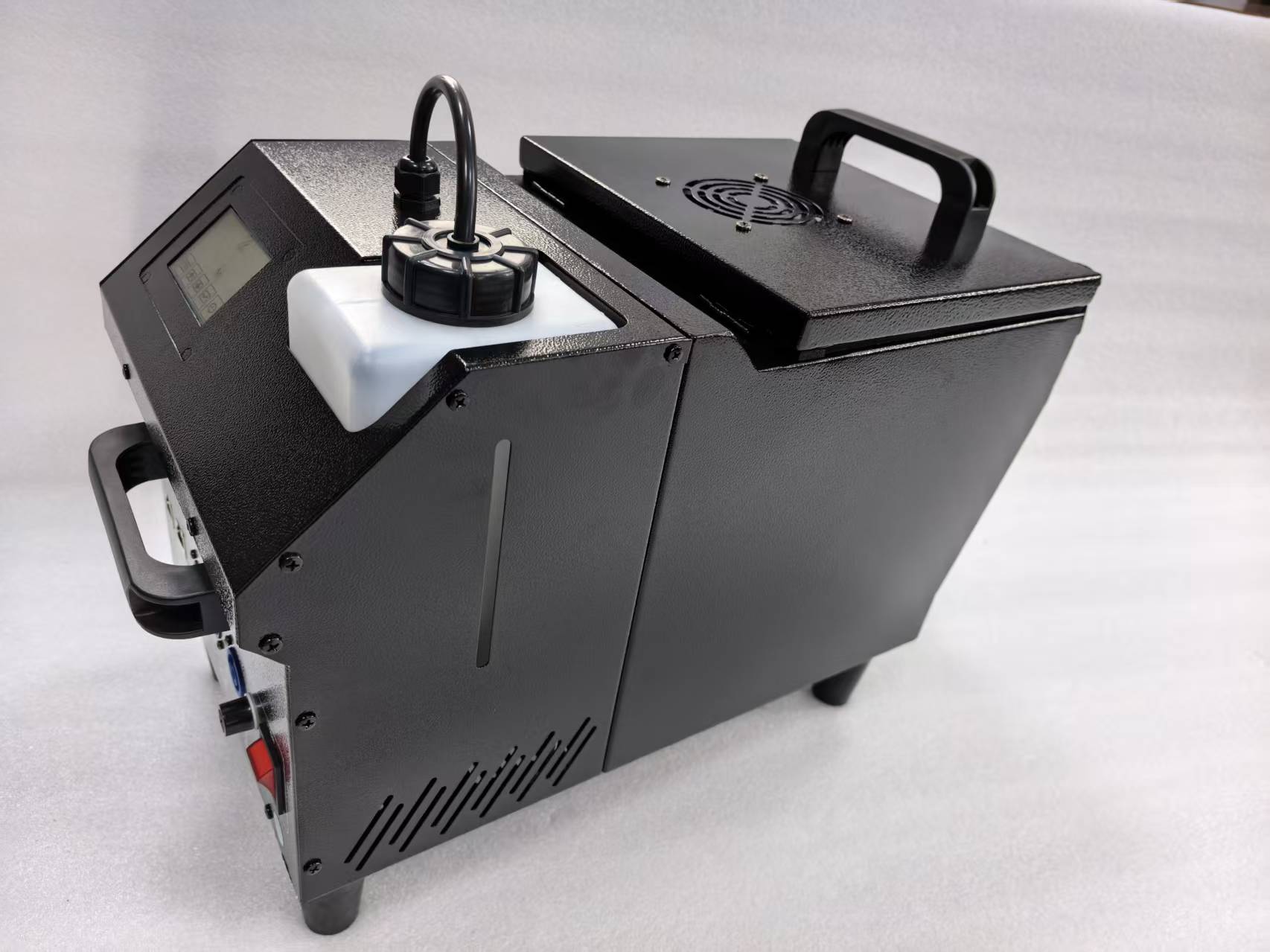 The 1000w small water mist machine is a bestseller in the factory. It is suitable for large-scale wedding events, bars, nightclubs, and small music festivals to create an atmosphere. It is compact, mobile, and convenient for stage construction. It is worth equips details Picture